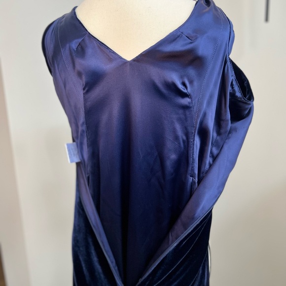 Vintage Alexander McQueen velvet Gown from 2007 collection - Picture 8 of 13